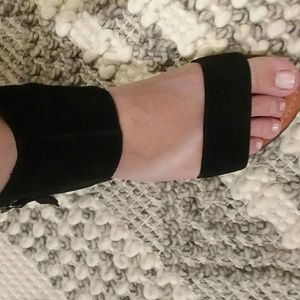Vince Camuto black learher sandals size 8